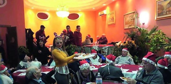 Cena di Natale speciale a Roscigno. Il Sindaco e gli amministratori camerieri per una sera 